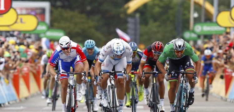 Peter Sagan streaks to third Tour de France victory after masterful sprint on stage 13