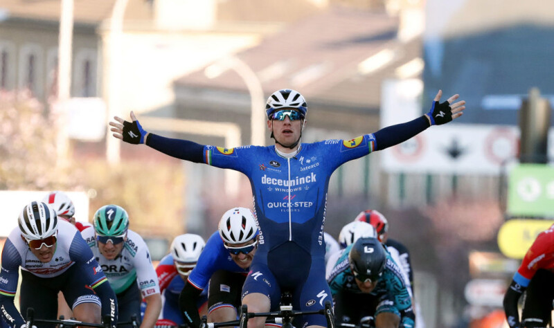 Bennett Takes Yellow on Paris-Nice Opening Stage