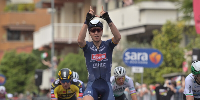 Tim Merlier Wins Stage 2 the Giro d’Italia