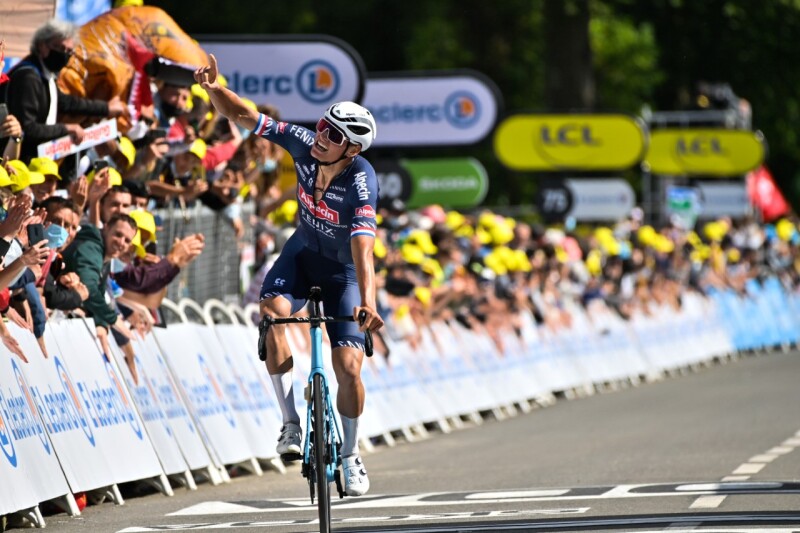 At Mûr-de-Bretagne, Poupou's Grandson Took the Stage Win and the Famous Yellow Jersey