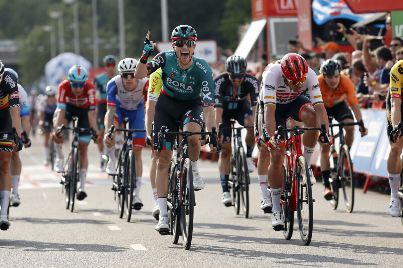 Sam Bennett Triumphs on First Sprint Stage of the Vuelta and Takes Green Jersey