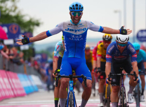 Matthews Finishes Off Flawless Team Jayco AlUla Performance with Stunning Victory at the Giro d’Italia